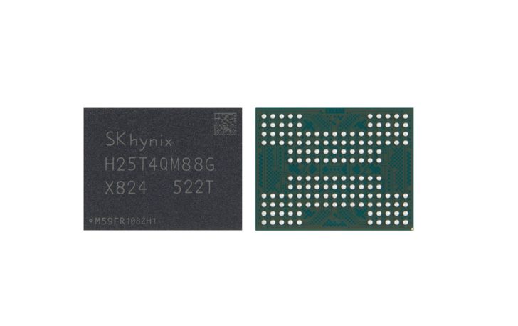 Vue avant et arrière de la puce mémoire SK hynix, modèle H25T4QM88G.