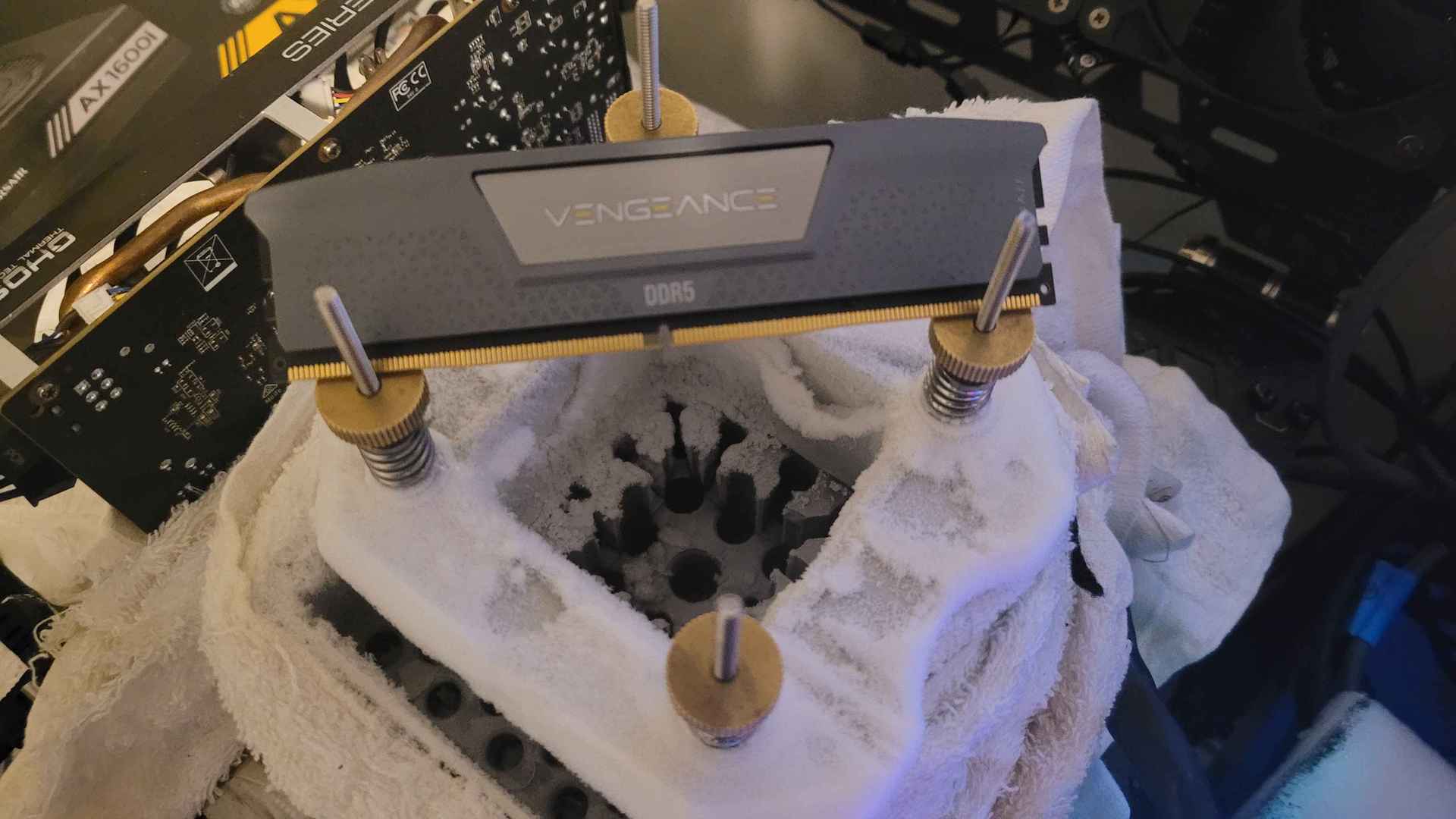 Gros plan sur un module de RAM DDR5 dans un environnement technique pour des tests de performance.