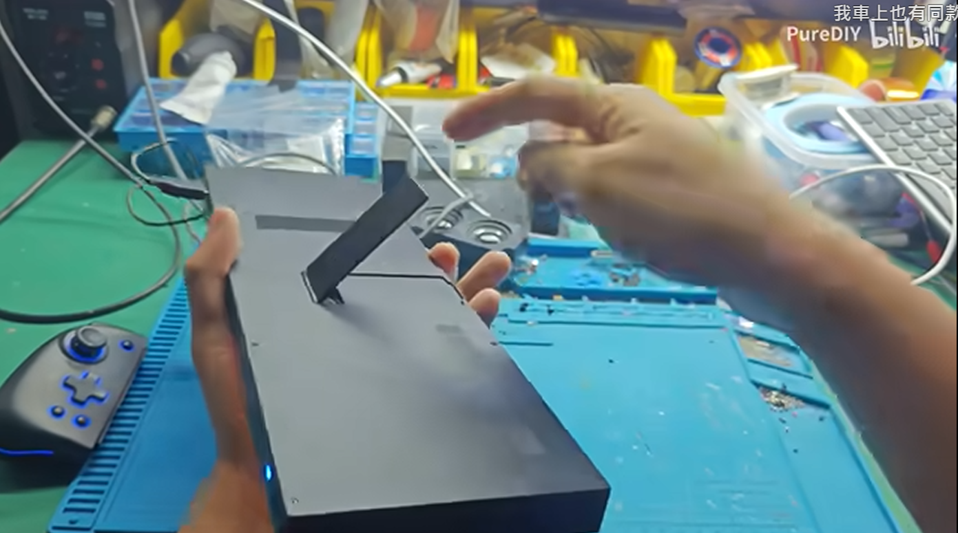 Vidéo Bilibili montrant une personne utilisant un appareil sans marque.