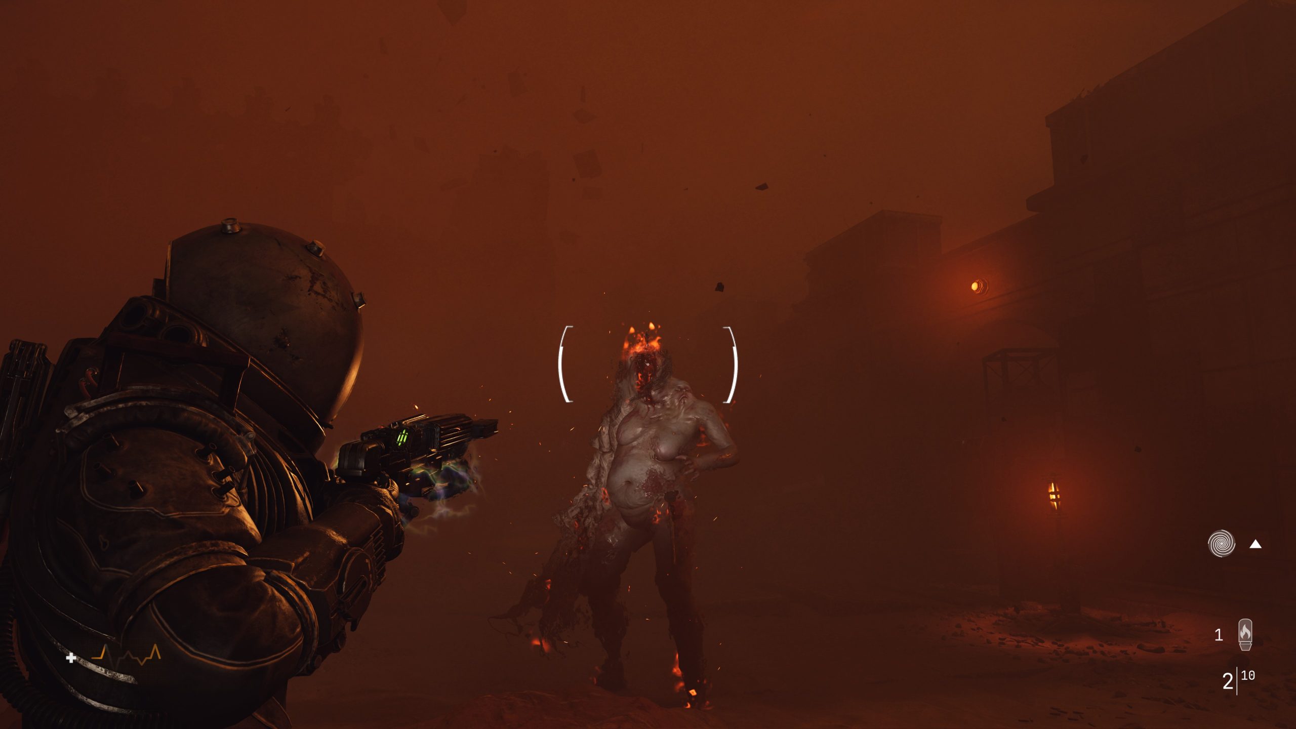 Un personnage en combinaison spatiale vise une créature enflammée sur un écran de jeu.