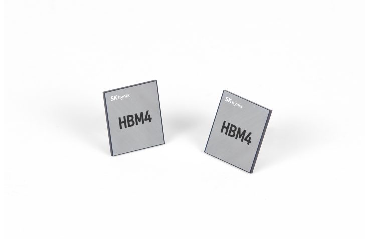 Chips HBM4 de SK hynix sur fond blanc.