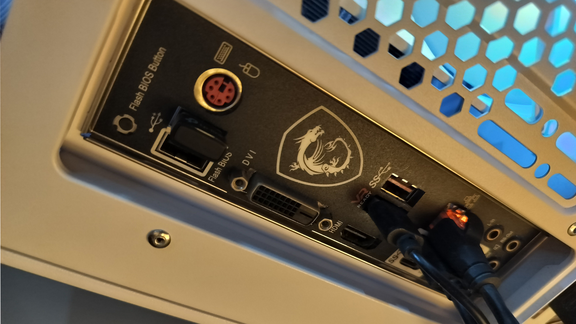 Panneau arrière d'une carte mère MSI avec ports HDMI, DVI, et USB visibles.