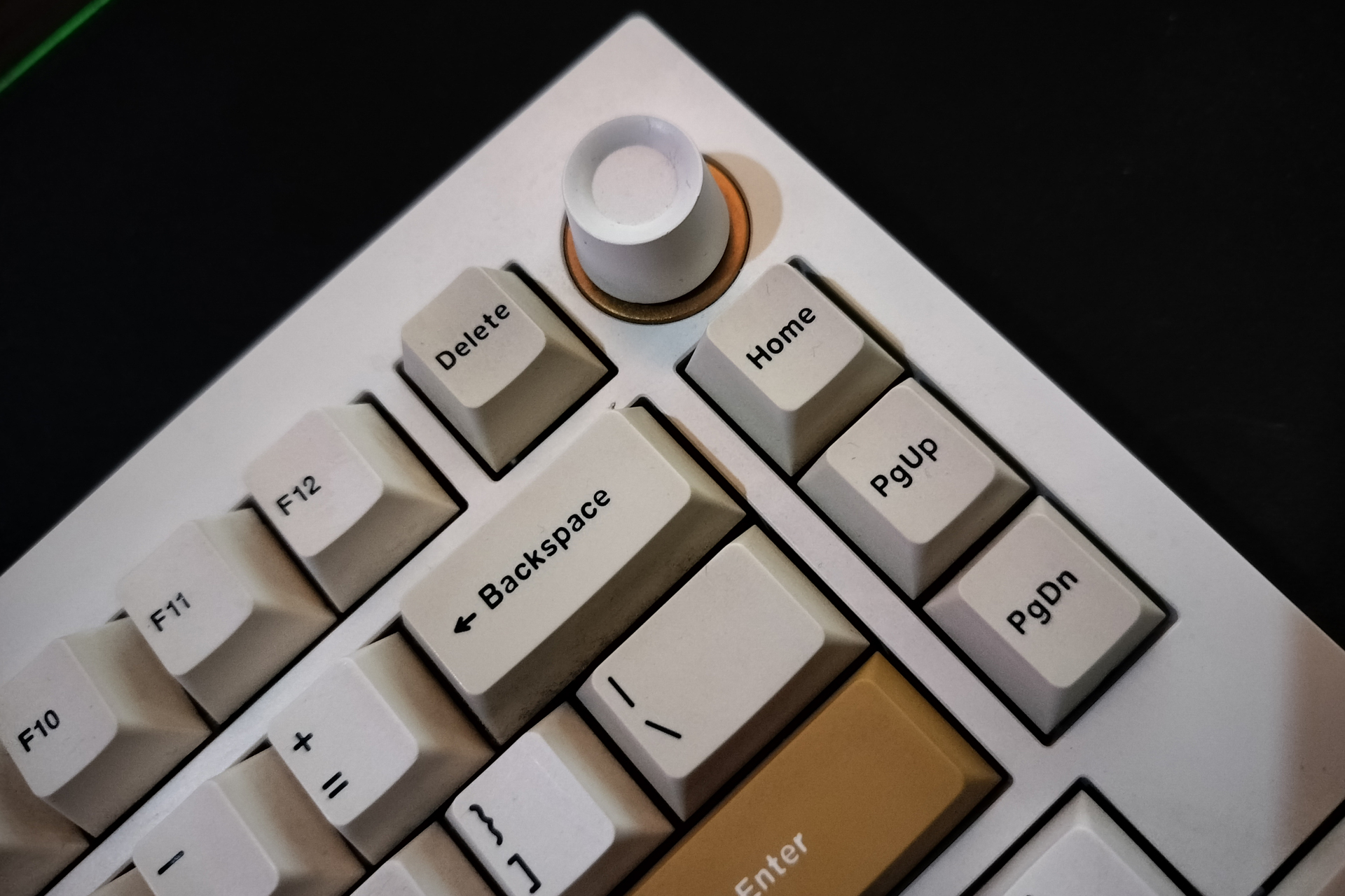Clavier blanc avec des labels comme Delete, Backspace, Home.