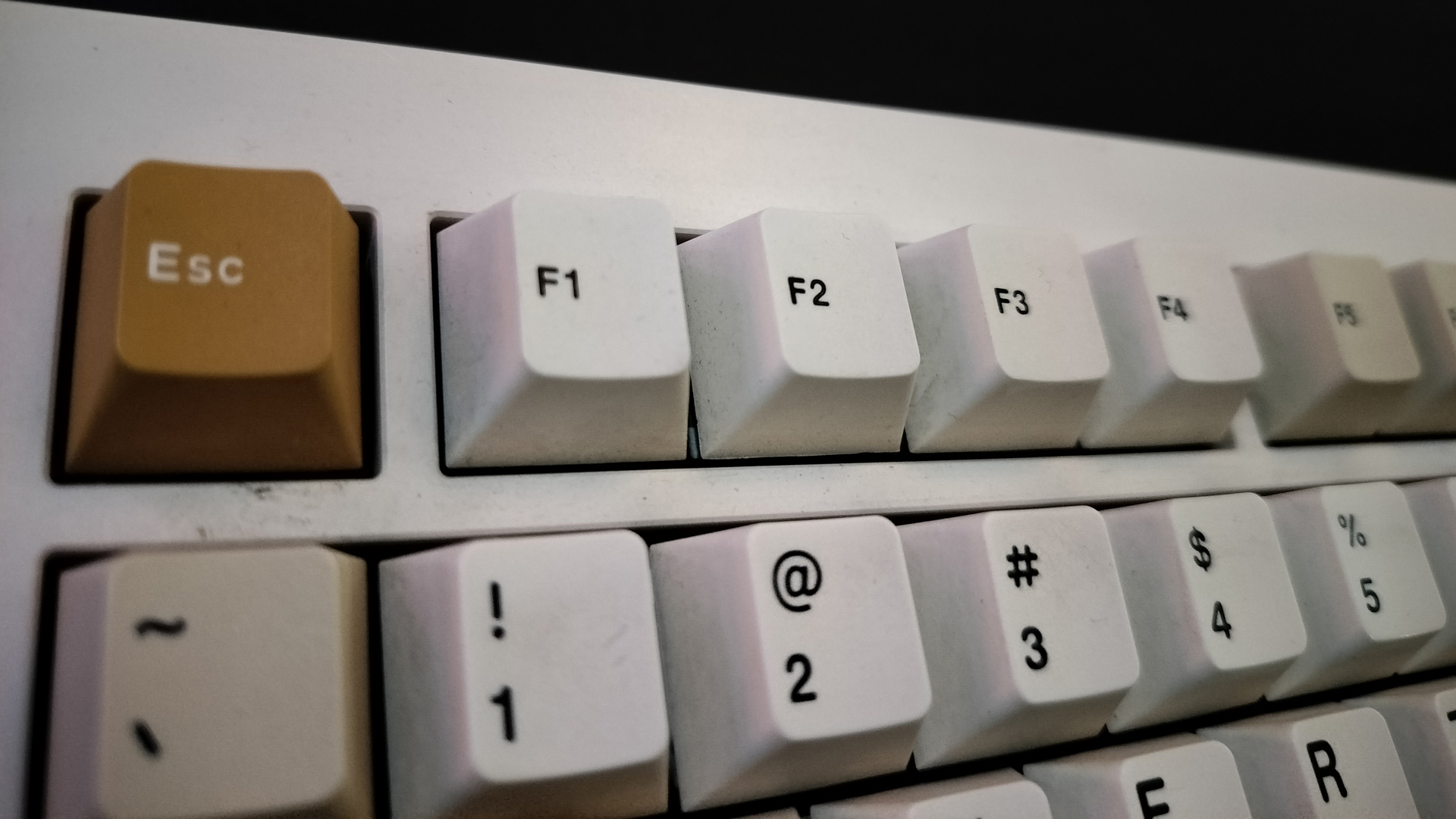 Clavier sans marque avec les touches Esc et fonction F1-F5.