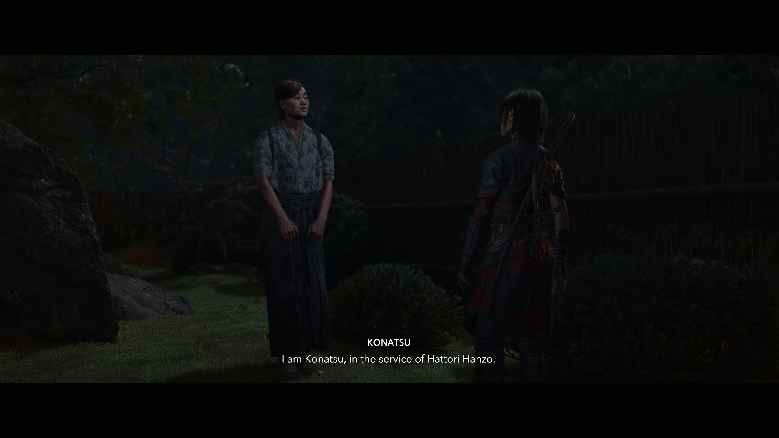 Deux personnages d'Assassin's Creed Shadows: Claws of Awaji dans un jardin de nuit avec le texte à l'écran : Je suis Konatsu, au service de Hattori Hanzo.