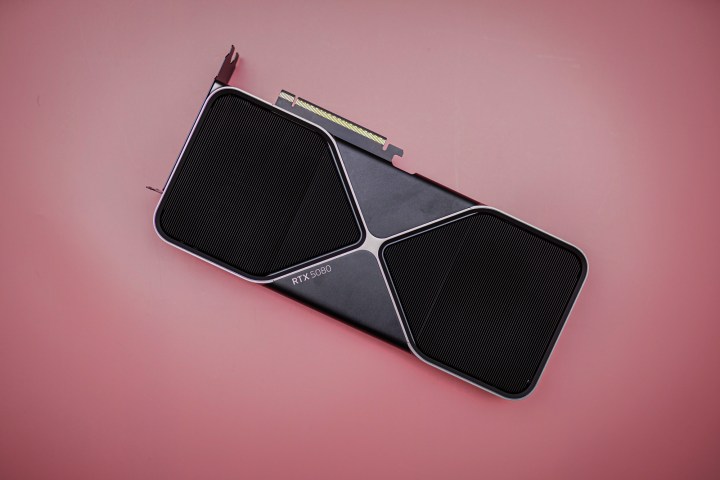 La RTX 5080 sur fond rose.