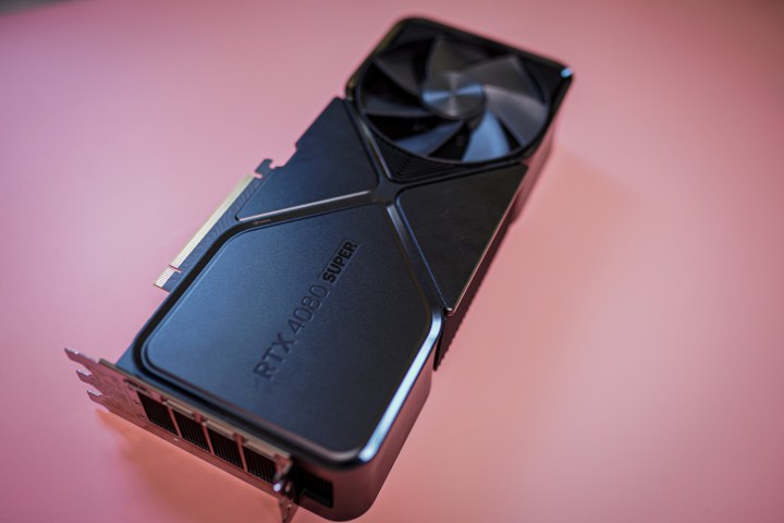 La RTX 4080 Super posée sur fond rose.