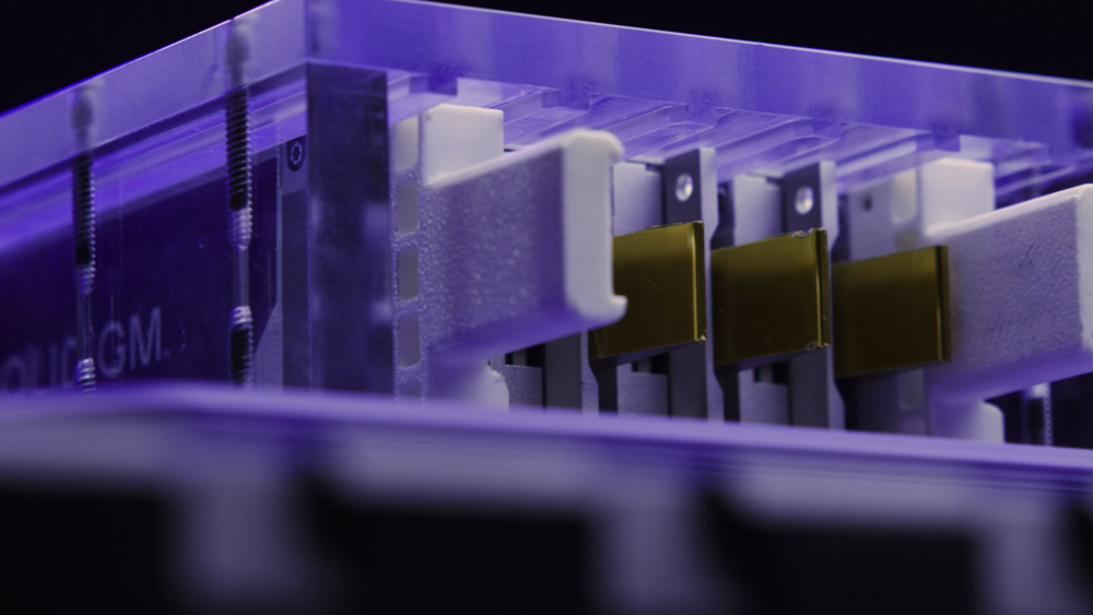 Gros plan sur des composants électroniques non marqués.