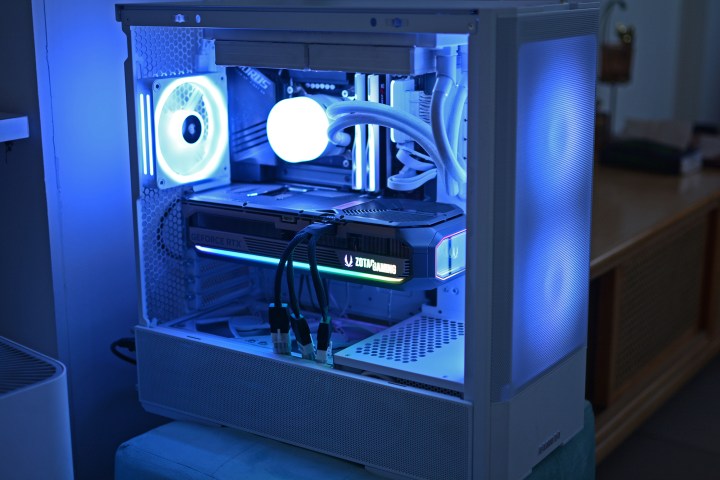 Le Zotac RTX 5070 Ti Amp Extreme branché dans un PC de jeu blanc.