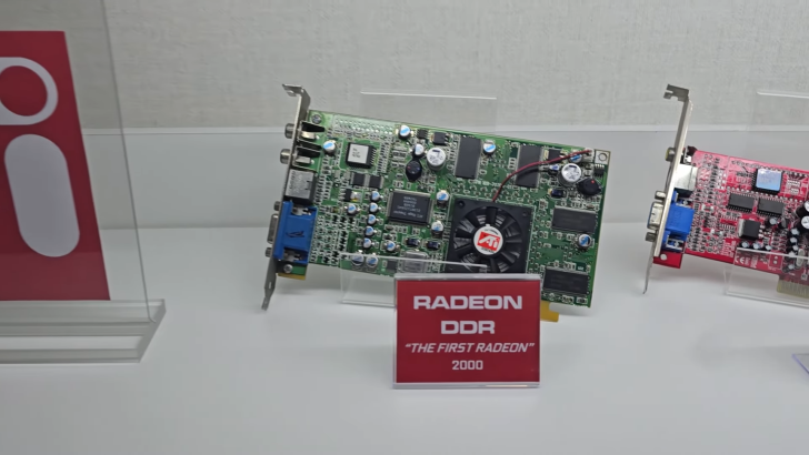 Carte graphique ATI Radeon DDR avec l'étiquette « RADEON DDR, La Première Radeon, 2000 »