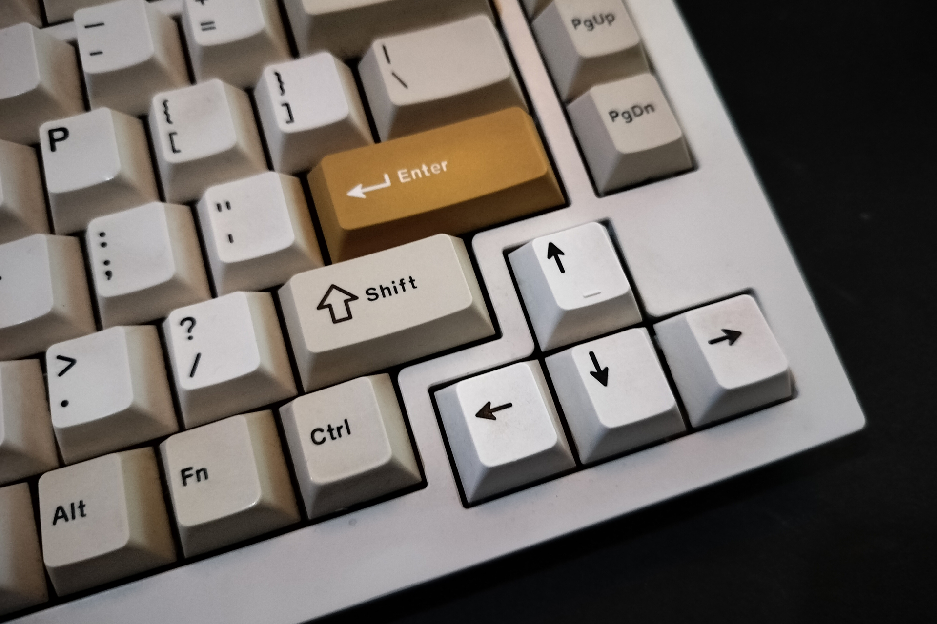 Clavier sans marque avec une touche entrer jaune caractéristique.