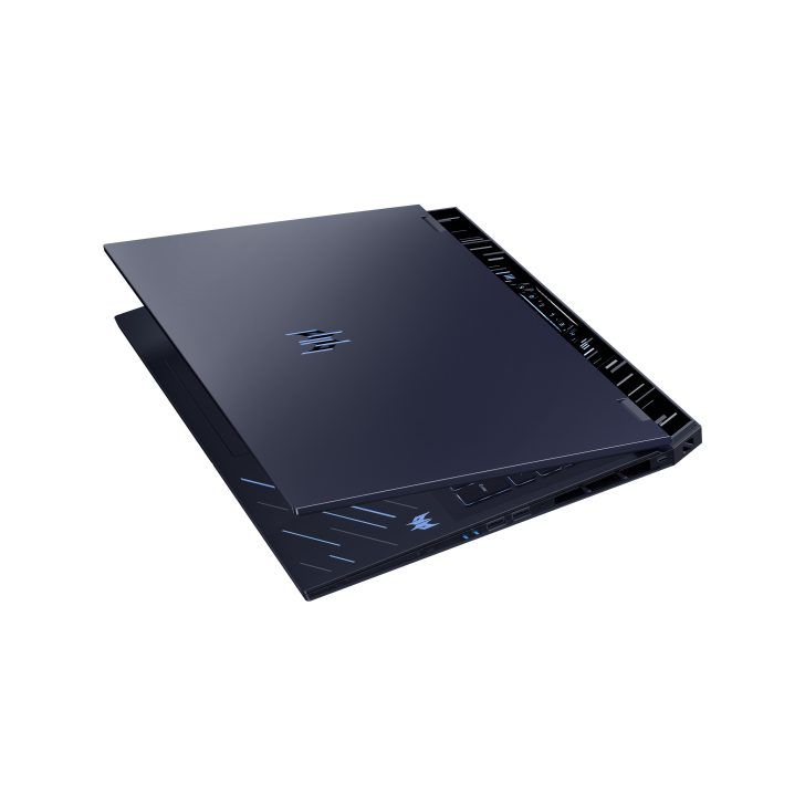 Ordinateur portable Predator Acer partiellement fermé sur fond blanc.