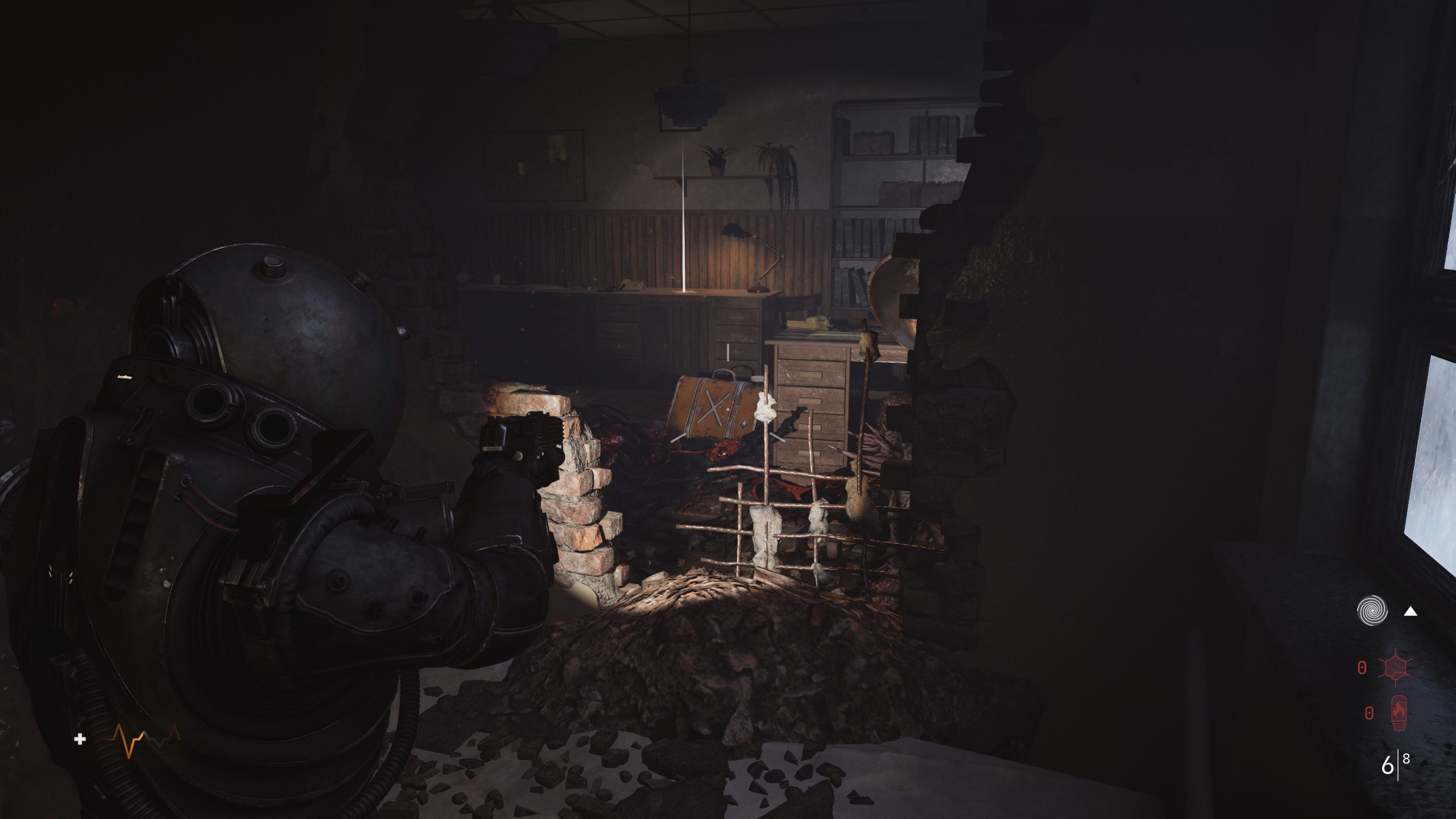 Un joueur en combinaison spatiale tire à travers un mur brisé dans un bureau mal éclairé.