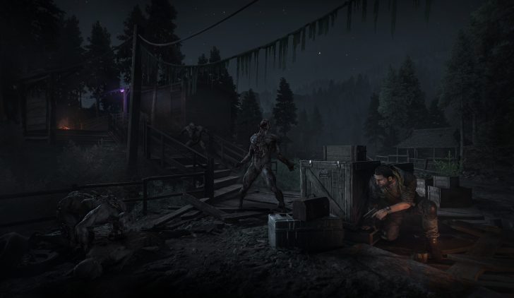 Homme armé dans une zone boisée sombre.