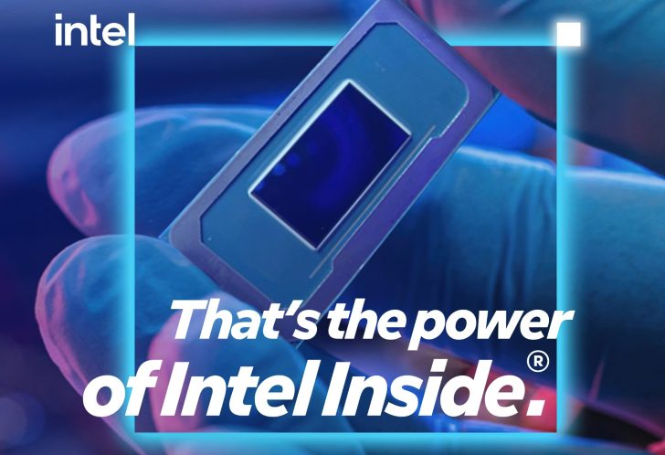 Main tenant une puce Intel avec le texte : 'C'est la puissance d'Intel Inside.'