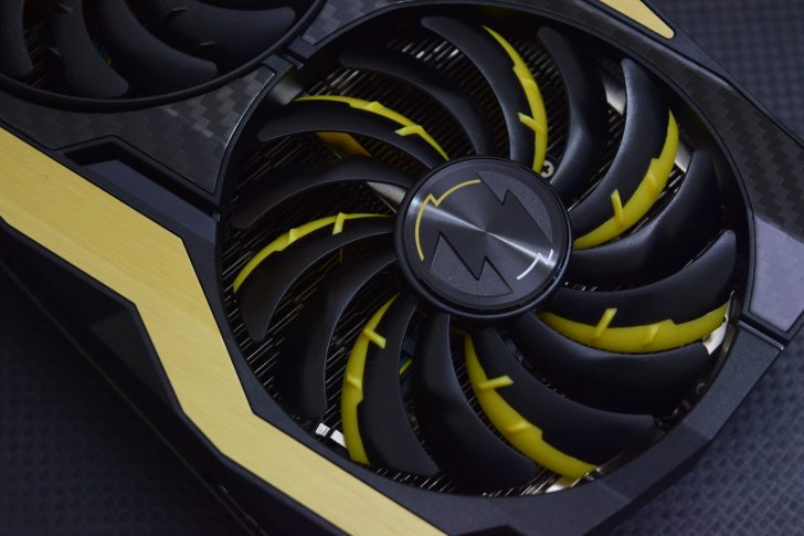 Carte graphique avec ventilateur jaune et noir.