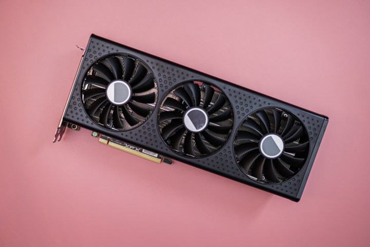 La carte graphique RX 7600 XT sur un fond rose.