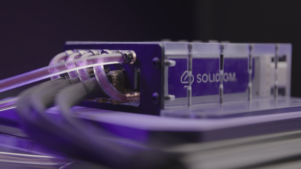 Solidigm avec plusieurs tubes transparents connectés.