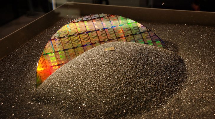 Wafer de silicium coloré sur fond noir scintillant.