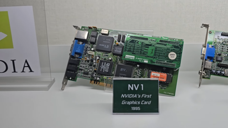 Carte graphique NVIDIA NV1 présentée avec l'inscription « NV1, Première Carte Graphique NVIDIA 1995 »