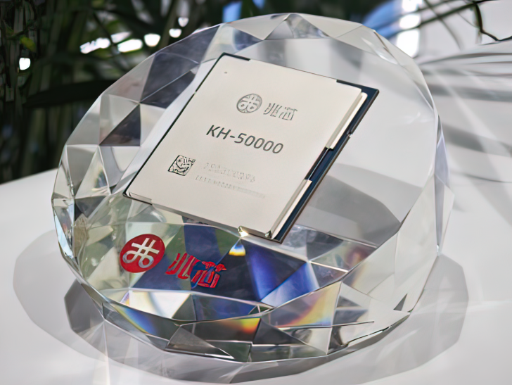 Processeur KH-50000 exposé dans un socle en cristal avec le logo de l'entreprise.
