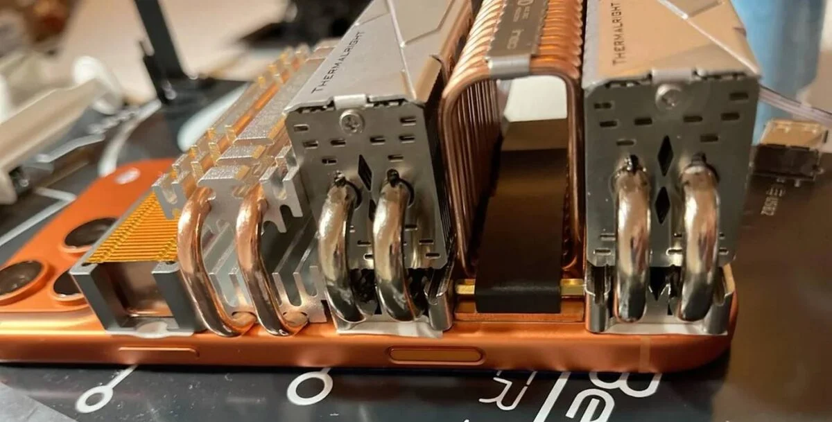 iPhone 17 Pro Max avec refroidisseurs M.2 SSD sur le côté.