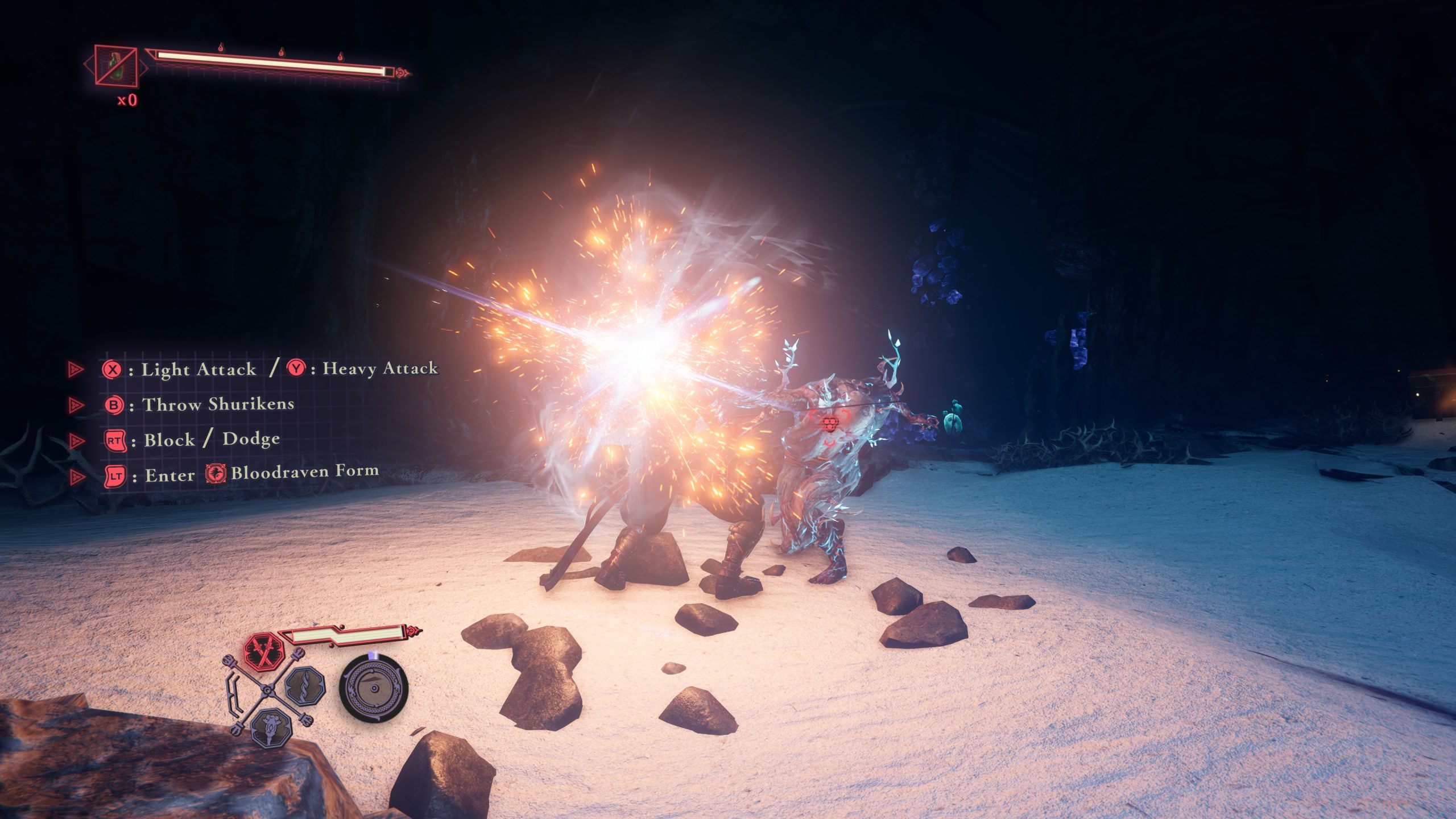 Un personnage exécute une attaque lourde dans une grotte