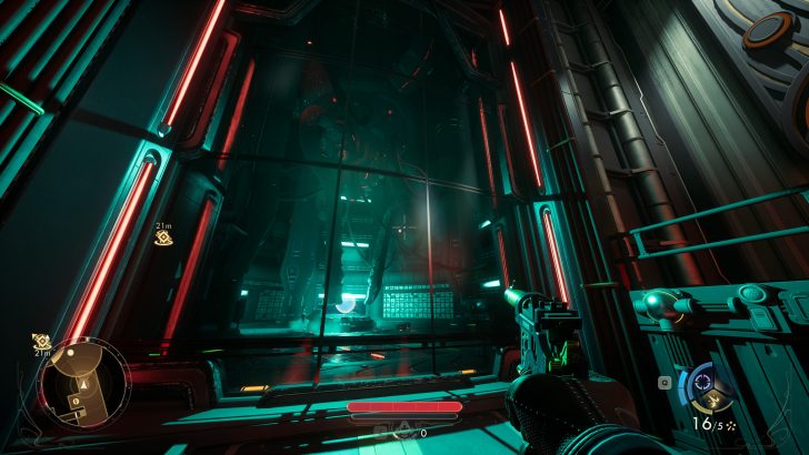 Écran d'un jeu de tir à la première personne dans un couloir futuriste.