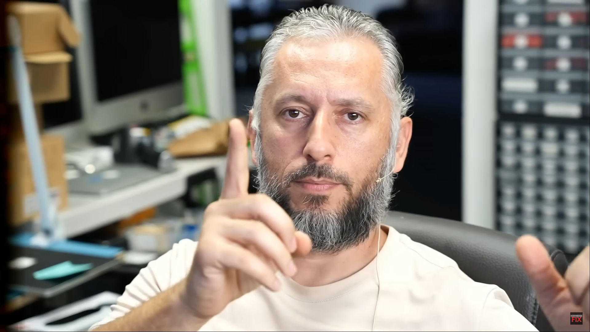 Installation informatique avec un écran étiqueté 'NORTHRIDGE FIX'.