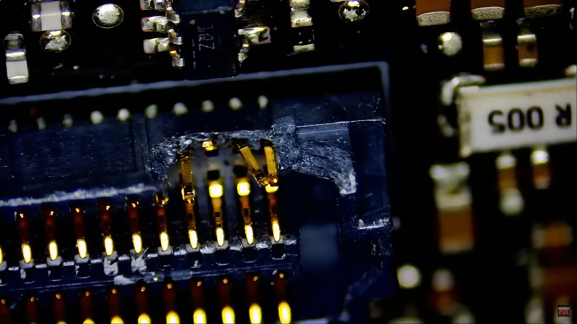 Gros plan sur un circuit imprimé endommagé.