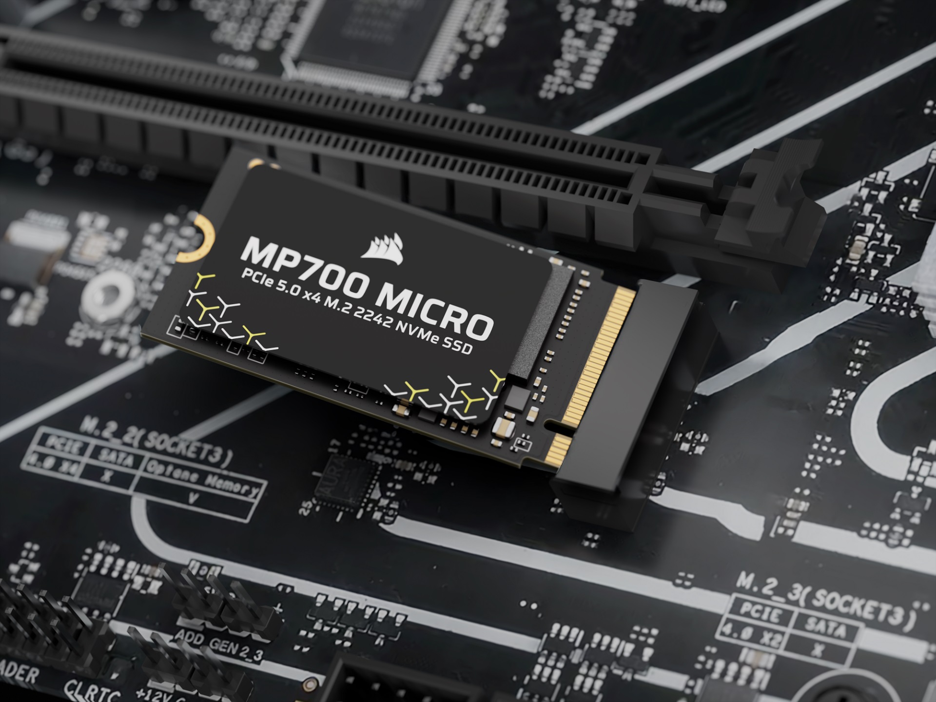 SSD Corsair MP700 Micro PCIe 5.0 sur une carte mère.
