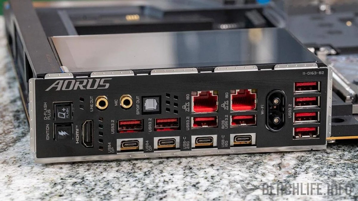 Gigabyte X870E Aorus Xtreme X3D AI TOP - IO.