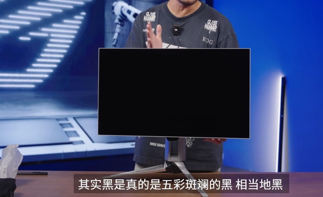 Moniteur ASUS ROG sur un bureau.