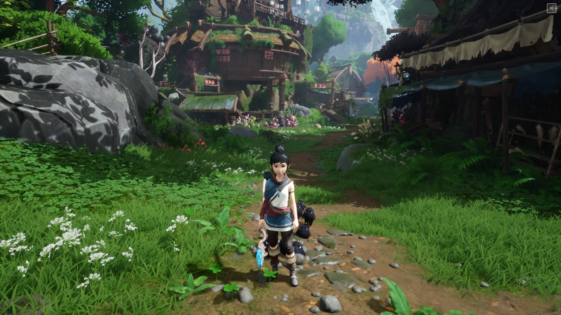 Personnage de Kena: Bridge of Spirits sur un chemin forestier.