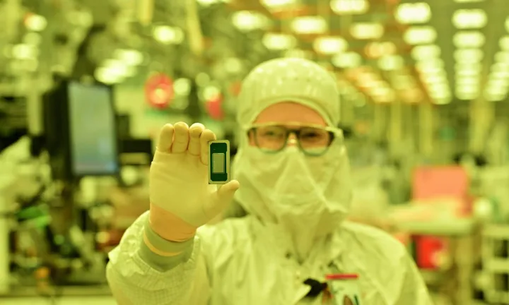 Une personne tenant une puce Panther Lake.