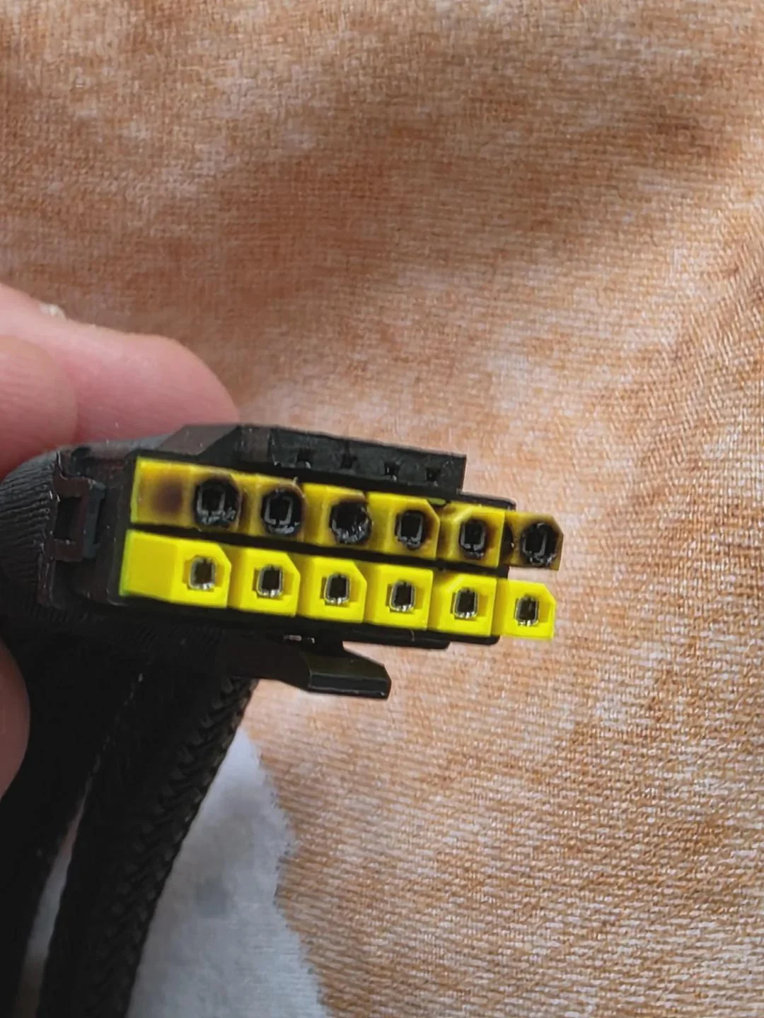 Connecteur de câble d'alimentation brûlé.