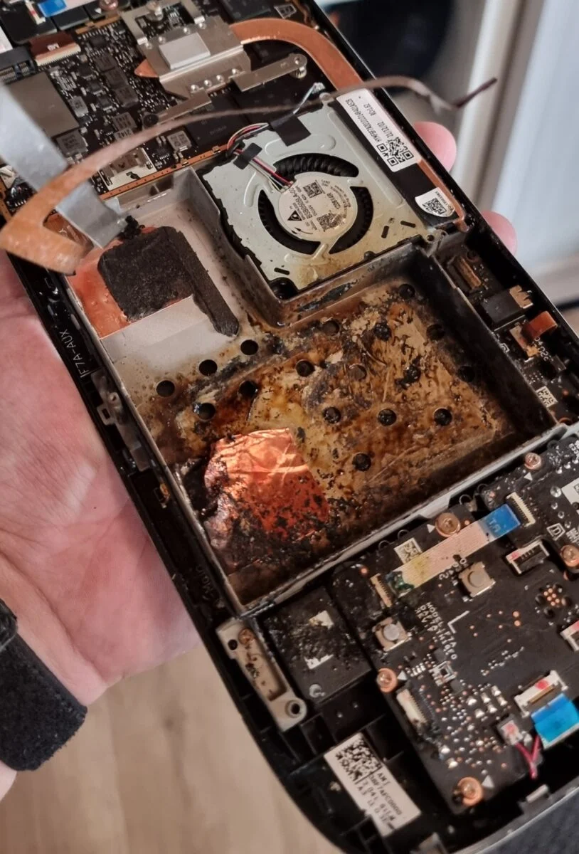 Intérieur brûlé d'un Steam Deck endommagé