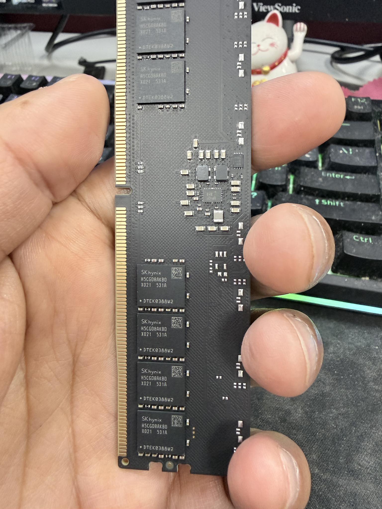 Puce mémoire SK Hynix H5CG08KBD posée sur un clavier.