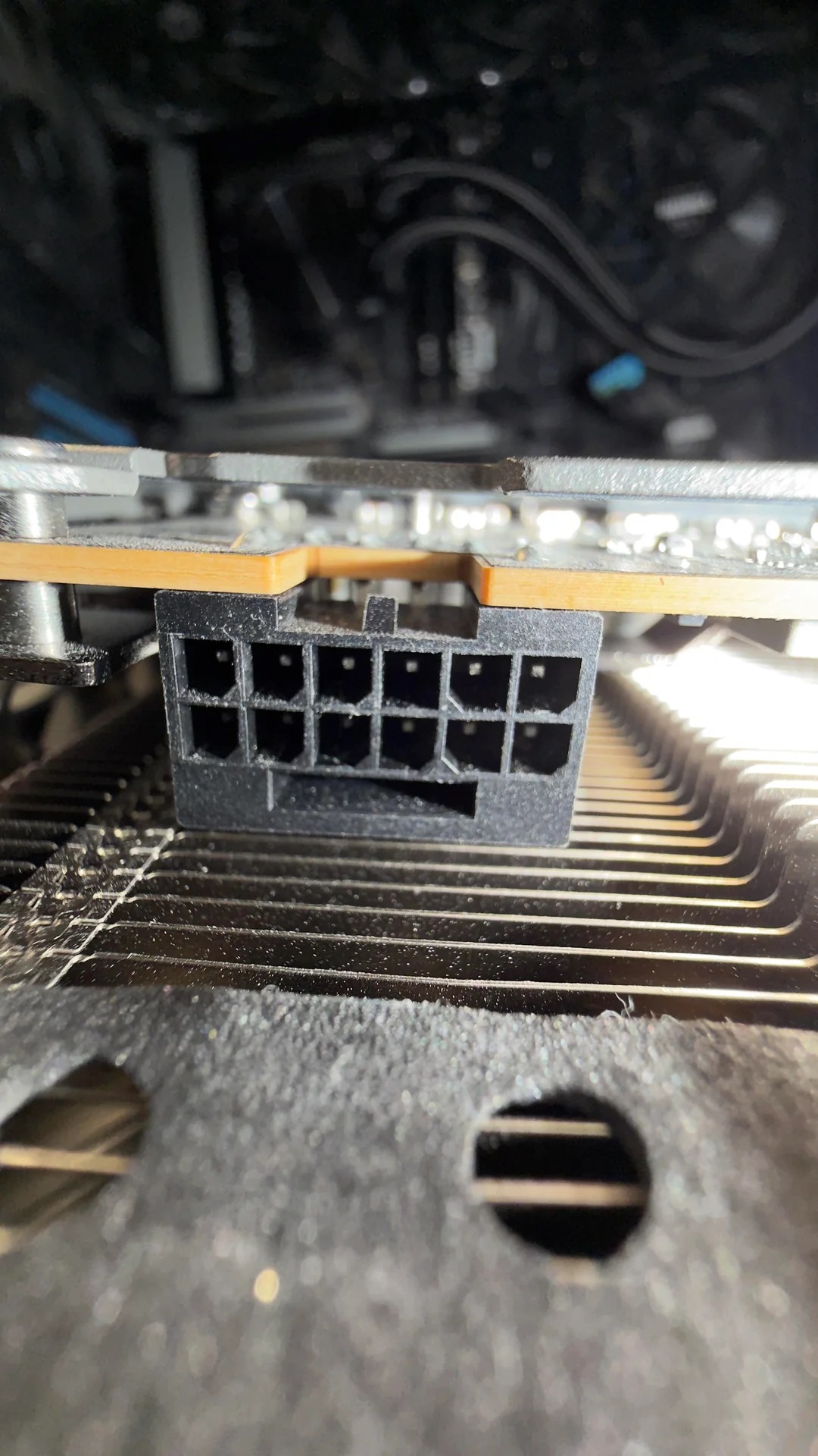 Connecteur d'alimentation non identifié à l'intérieur d'un boîtier d'ordinateur.