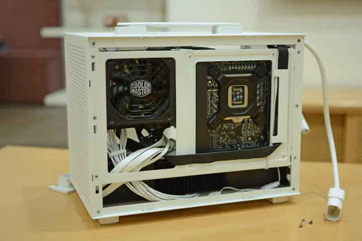 Cable management inside the Deepcool CH160 mini-ITX case