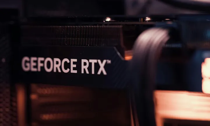 Gros plan sur le logo NVIDIA GeForce RTX.
