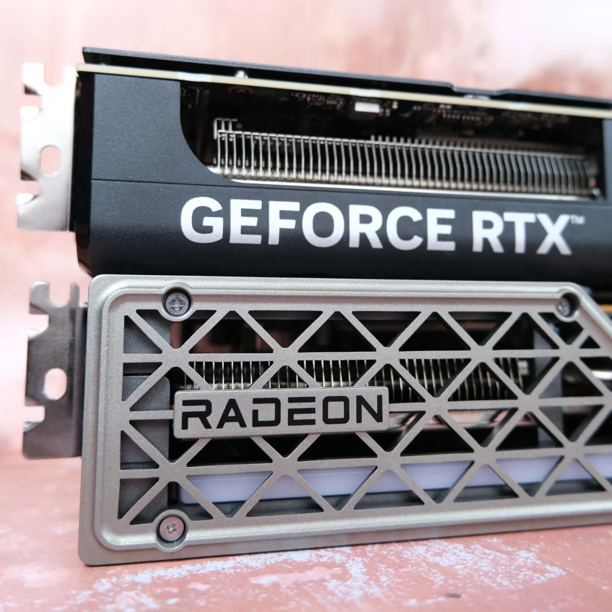 Asus GeForce RTX 5060 Ti 16 Go Prime (en haut) posée horizontalement au-dessus de la Sapphire Nitro+ Radeon RX 9060 XT 16 Go (en bas).