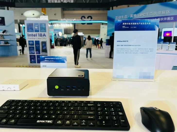 Un mini PC GMKtec EVO-T2 avec un clavier et une souris GMKtec, affichant des mentions 'Intel 18A' et 'CPU Panther Lake'.