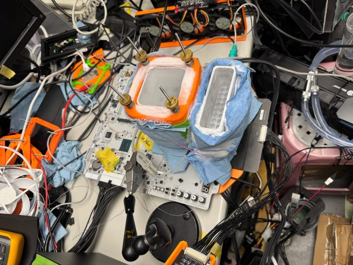 Configuration avec NVIDIA GeForce GTX 1080Ti et conteneurs d'azote liquide sur un banc de laboratoire désordonné.