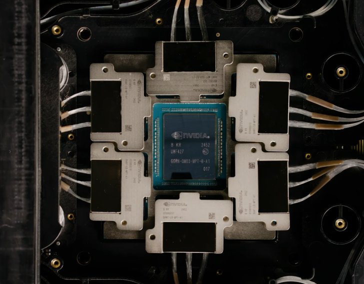 Processeur NVIDIA sur un circuit imprimé avec des dissipateurs thermiques connectés.