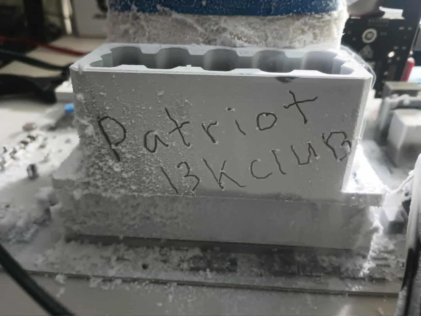 Batterie de refroidissement avec inscription 'Patriot 13K Club' dans la condensation.
