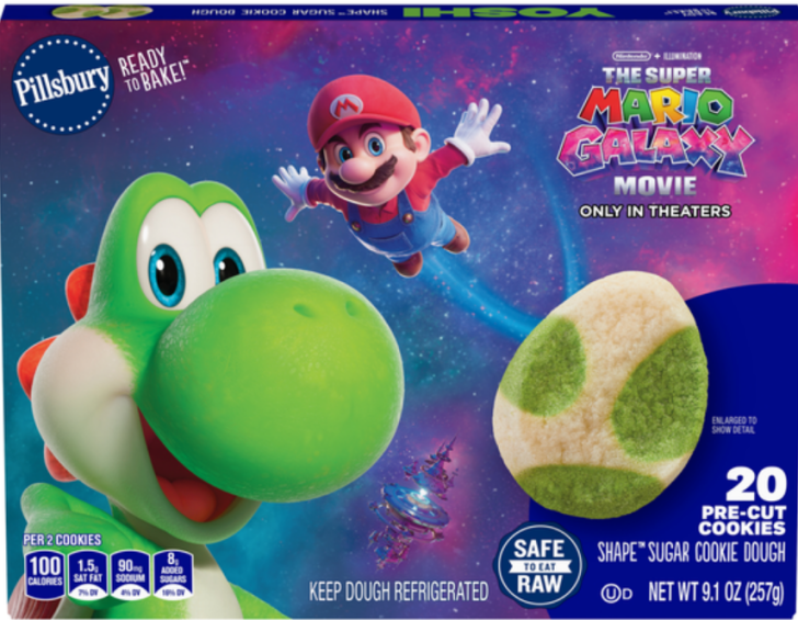 Un emballage de pâte à cookies de Pillsbury présentant Yoshi et Mario pour The Super Mario Galaxy Movie avec le texte 'Prêt à cuire!' et 'The Super Mario Galaxy Movie uniquement au cinéma'.