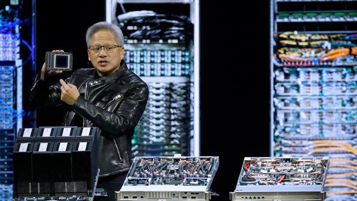 Présentation d'un GPU NVIDIA par son PDG dans un cadre professionnel.