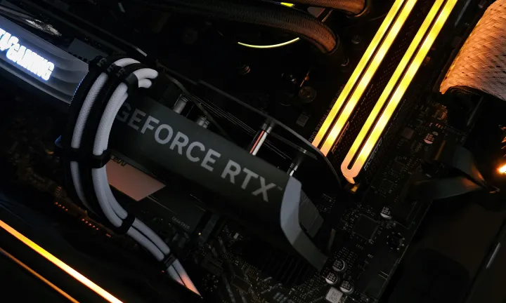 NVIDIA GeForce RTX GPU installée dans un PC.
