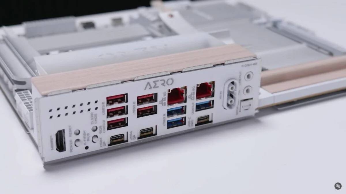 Ports I/O de la Gigabyte X870E Aero X3D Wood.